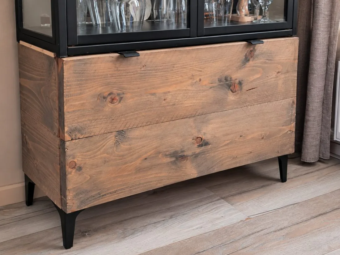 Ladekast met gouden grepen: detail van het hout en de afwerking