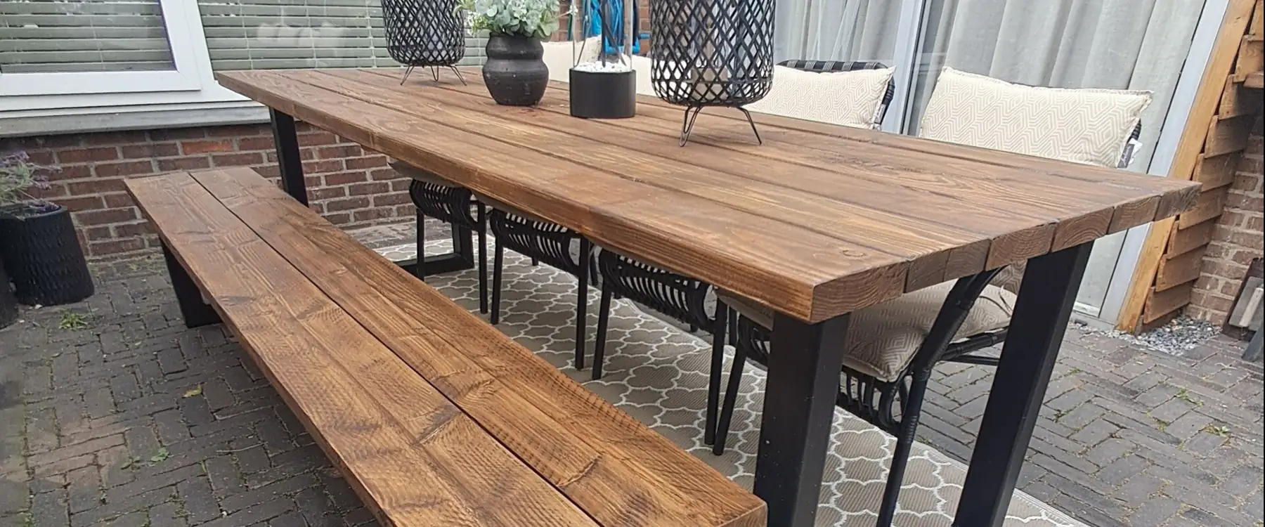 Douglas eettafel voor een lange tuin: het werk in de werkplaats