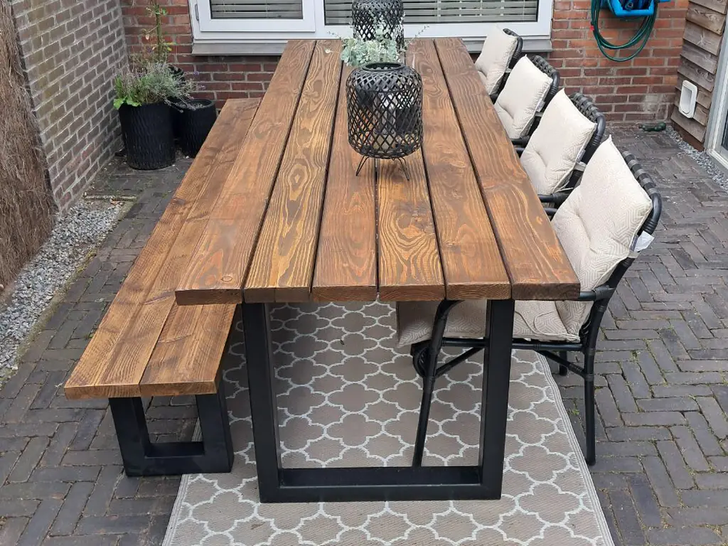 Douglas eettafel op maat op het terras, gemaakt door HOUT & HUIS