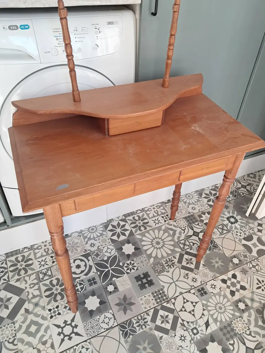 Klein halbankje met metalen onderstel: detail van het hout en de afwerking