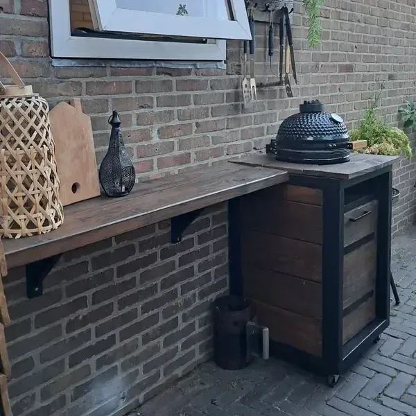 Buitenkeuken voor een kamado: detail van het hout en de afwerking