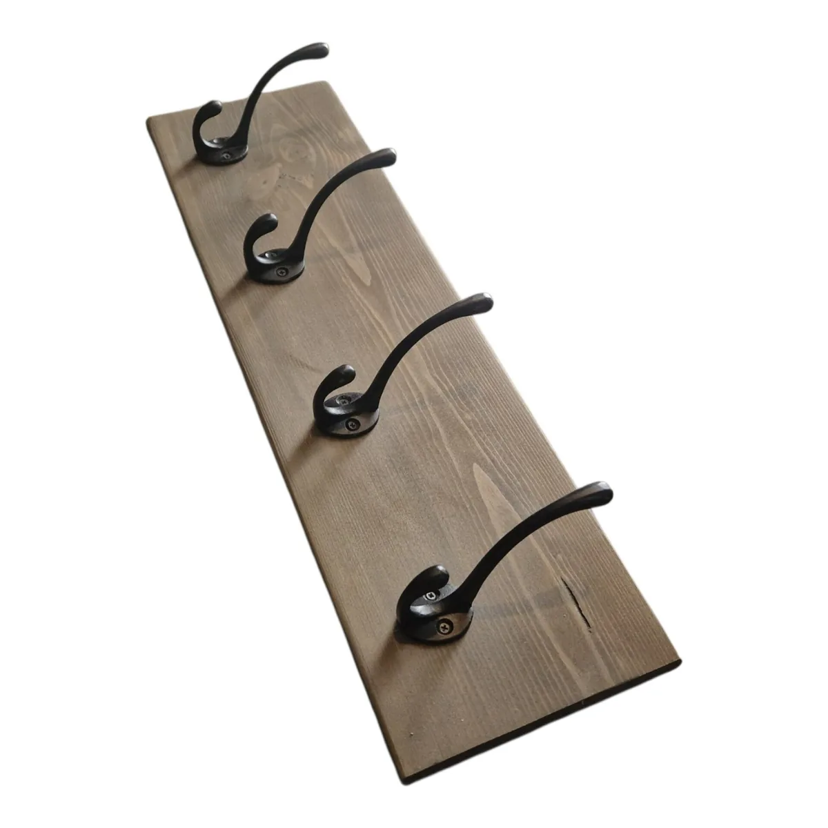 Kapstokken met zwarte haken: detail van het hout en de afwerking