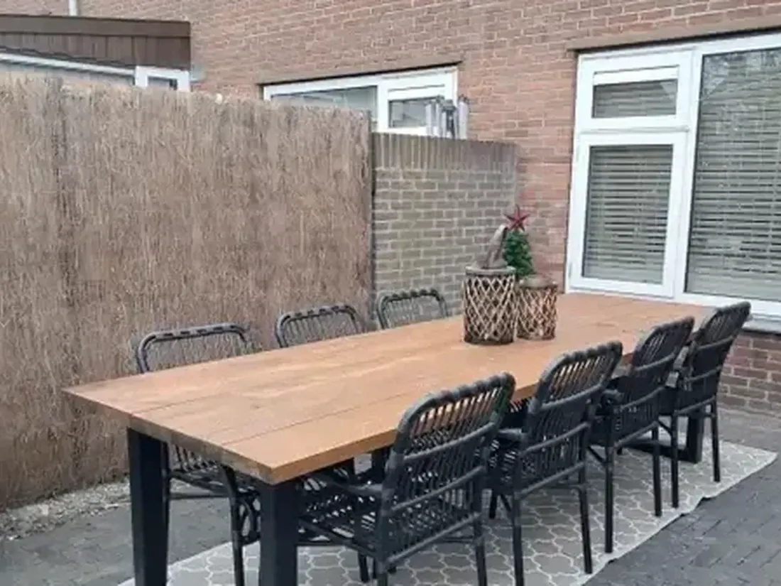Douglas eettafel op maat voor een lange tuin in Heerenveen