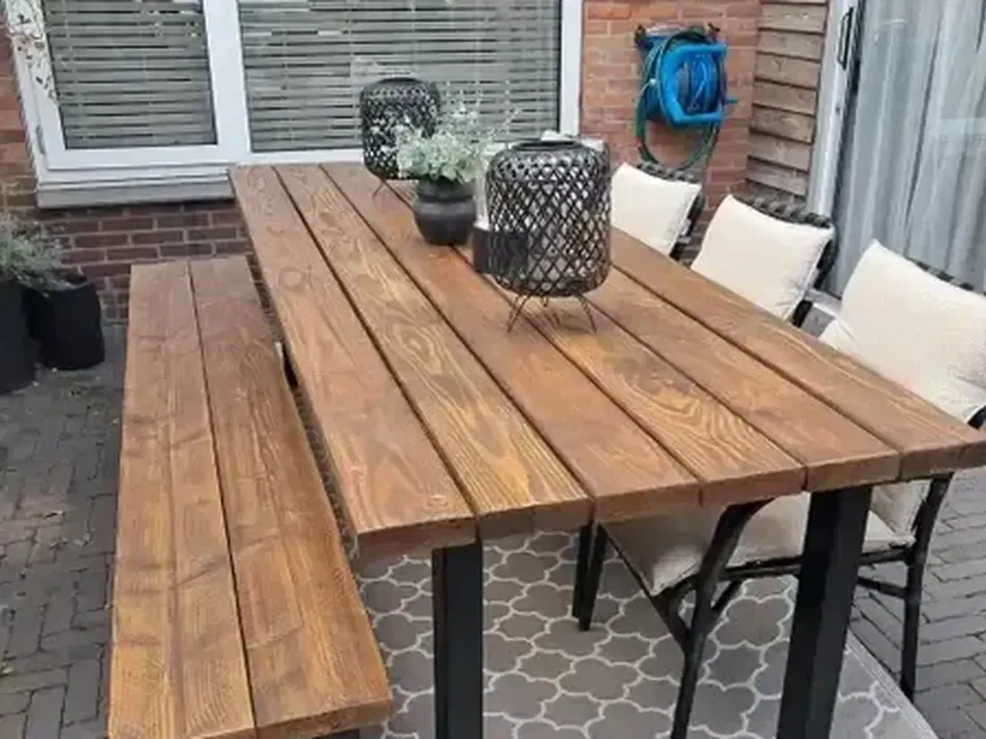Douglas eettafel met één bank op maat voor het terras