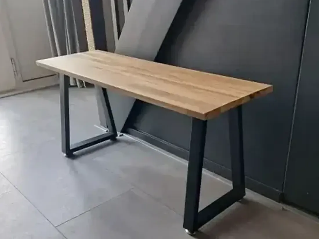 Klein halbankje van massief hout op een zwart metalen onderstel