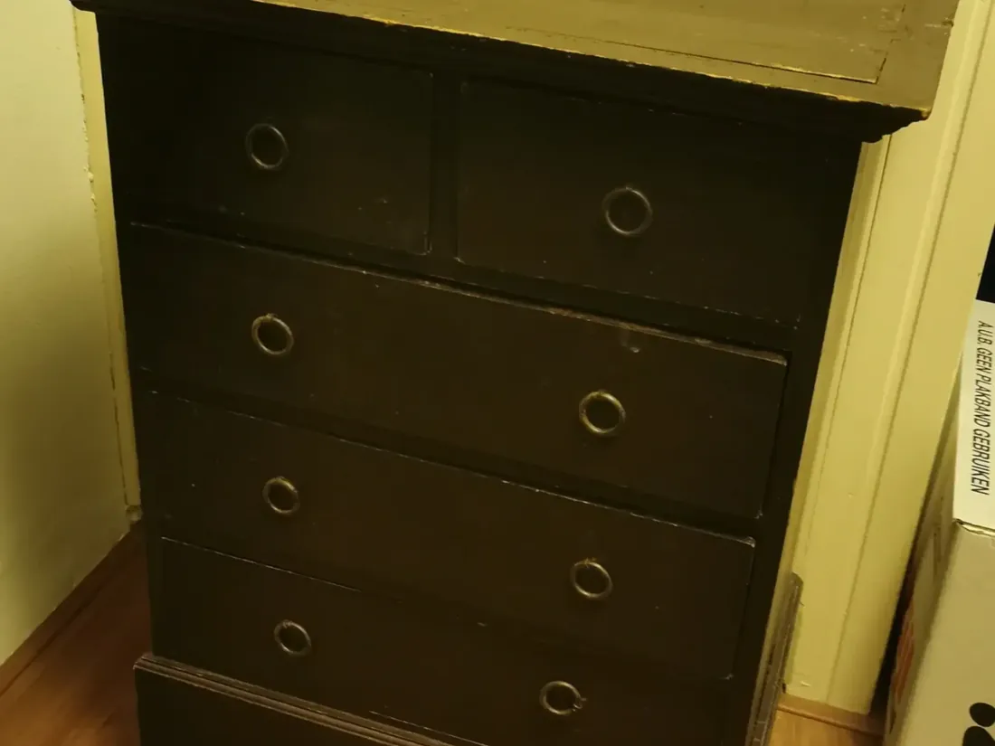 Klassieke ladekast gerestaureerd in een diepe matte kleur met gouden grepen