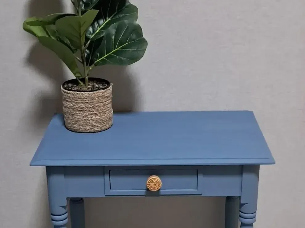 Sidetable met lade en gedraaide poten opnieuw afgewerkt in vergrijsd blauw