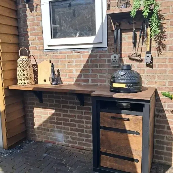 Buitenkeuken op maat rond een kamado, verrijdbaar op zwenkwielen