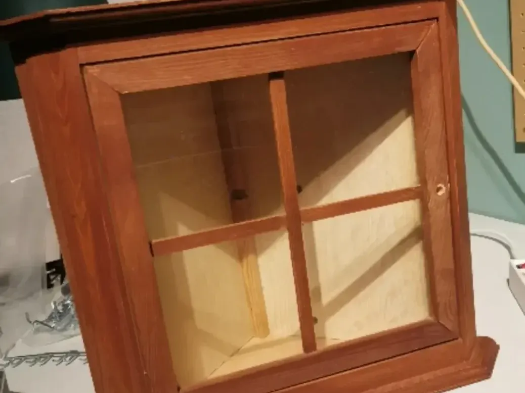 Vitrinekastje opnieuw afgewerkt: detail van het hout en de afwerking