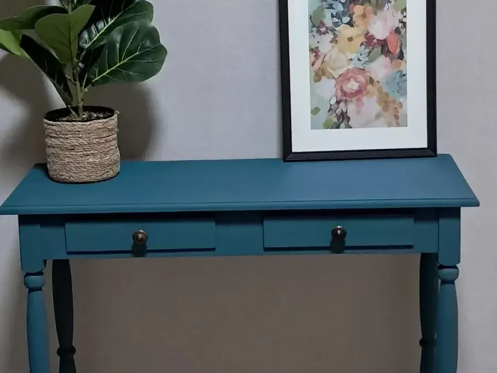 Sidetable in vergrijsd blauw: het werk in de werkplaats