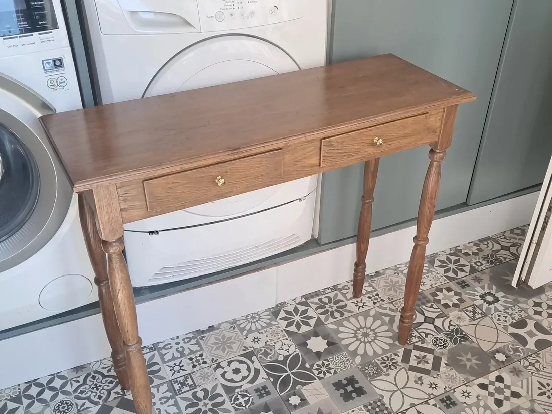 Sidetable in vergrijsd blauw: detail van het hout en de afwerking