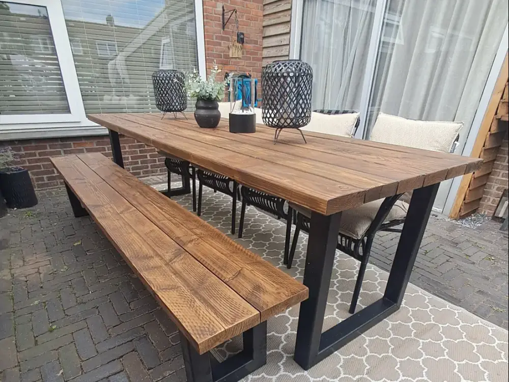 Eettafel met één bank: detail van het hout en de afwerking