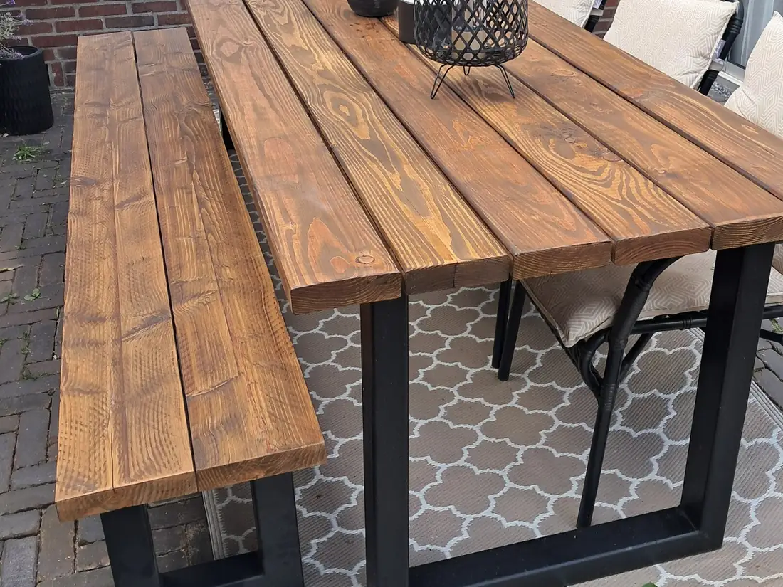 Eettafel met één bank: het werk in de werkplaats