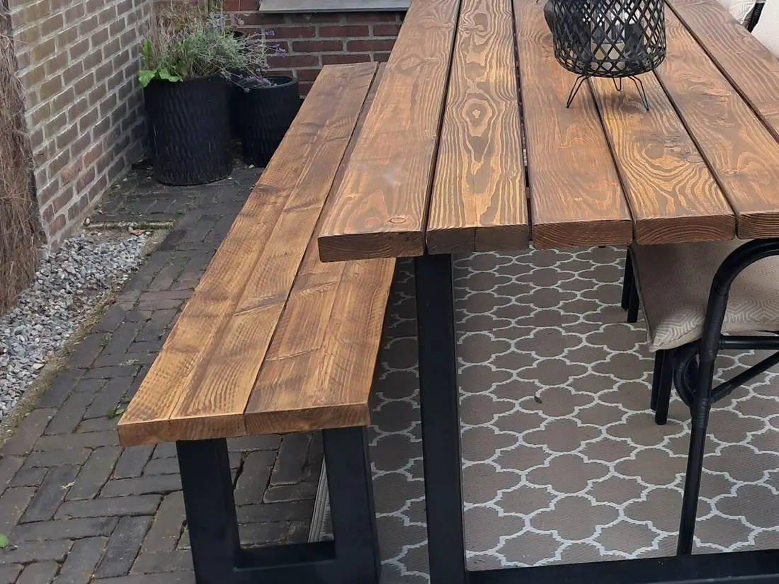 Eettafel met één bank: het meubel op zijn plek